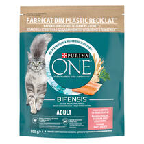 PURINA ONE® ADULT cu Somon și Cereale Integrale, hrană uscată pentru pisici