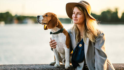 Femei cu Beagle lângă râu
