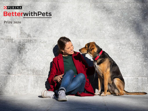Premiul Better with pets - femeie care stă cu câinele