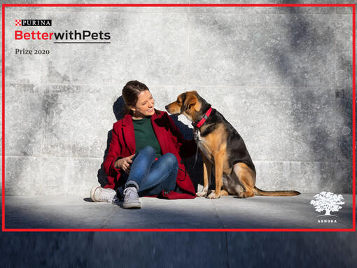Premiul Better with pets - femeie care stă cu câinele